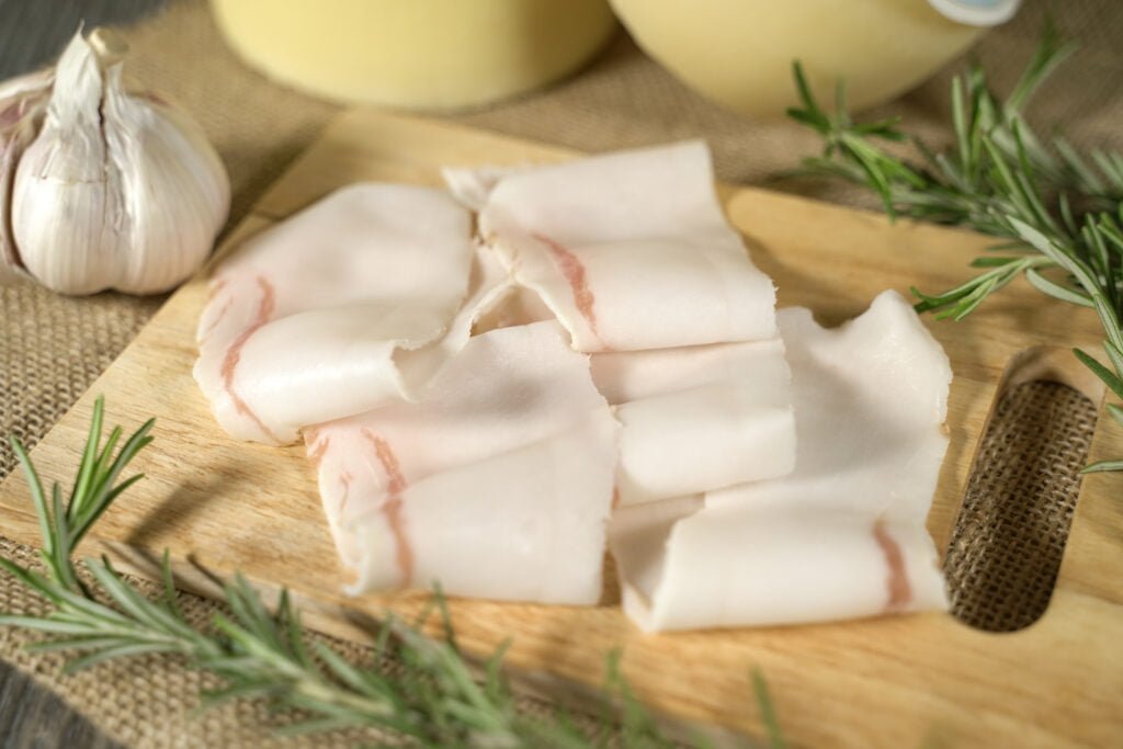 Lardo di Bosco Chiesanuova tradizione contadina della Lessinia Ottimo per insaporire pietanze crostini e antipasti Ricavato dalla scapola di maiale è un tesoro gastronomico